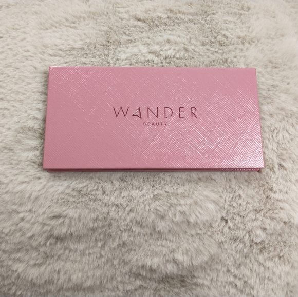 Wander Beauty Getaway Palette - Picture 1 of 3